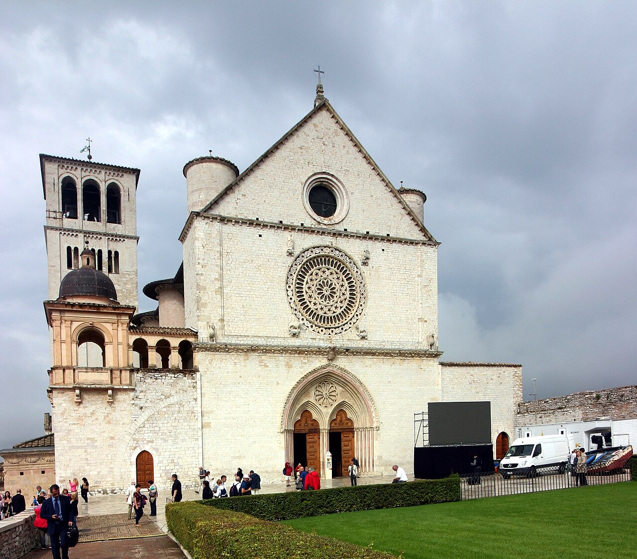 La facciata della Basilica superiore di San Francesco ad Assisi, con il rosone e il portale gotico.