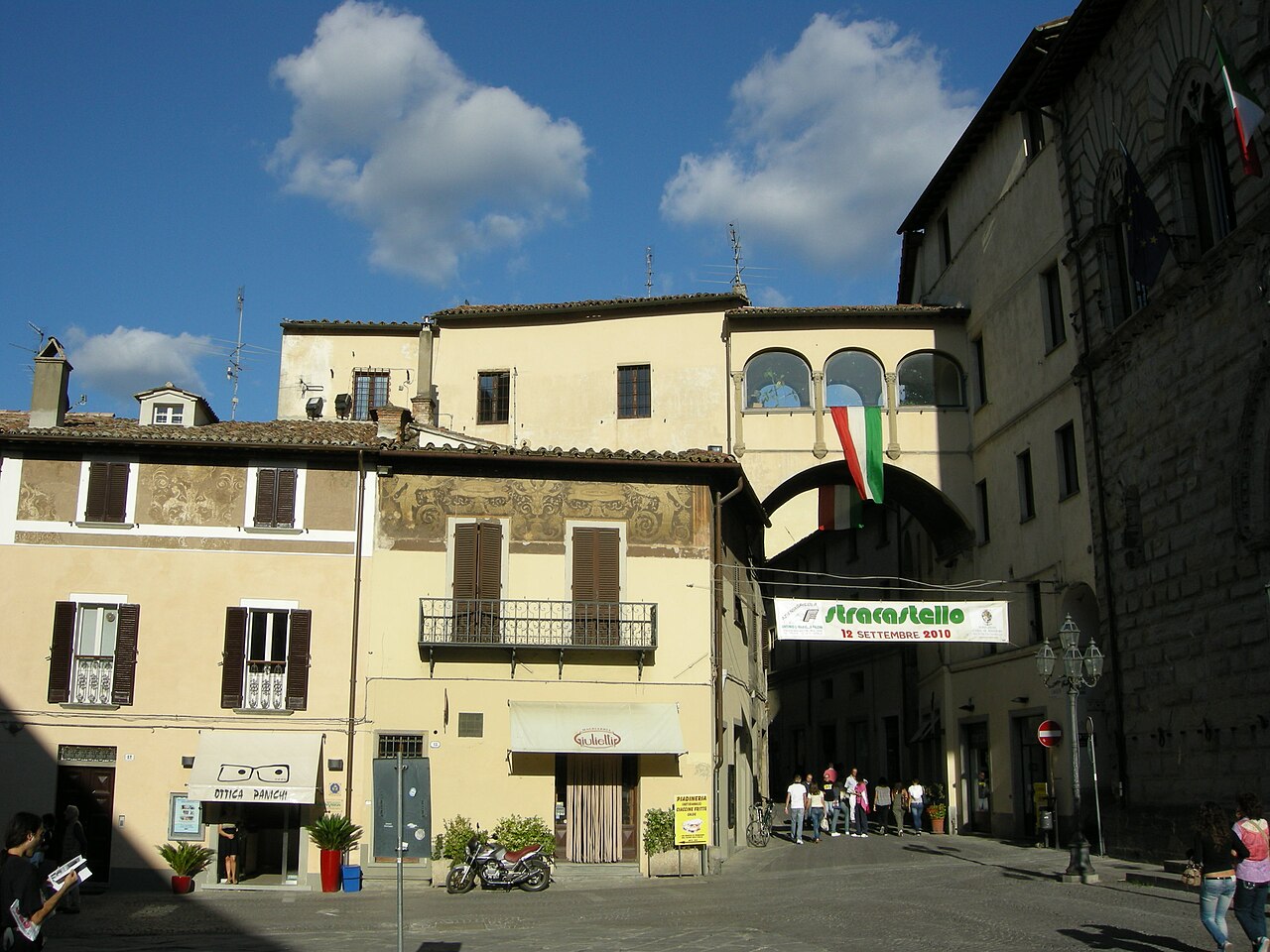 Piazza Gabriotti e gli edifici del centro di Città di Castello.