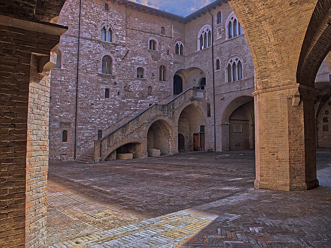 Cortile interno di Palazzo Trinci a Foligno.