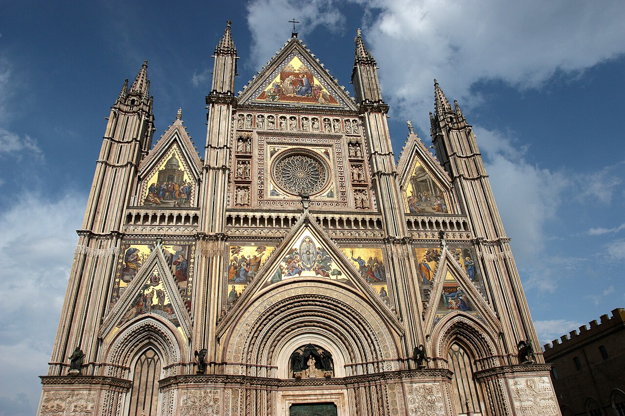 La facciata del Duomo di Orvieto, con mosaici, rosone e portali gotici.