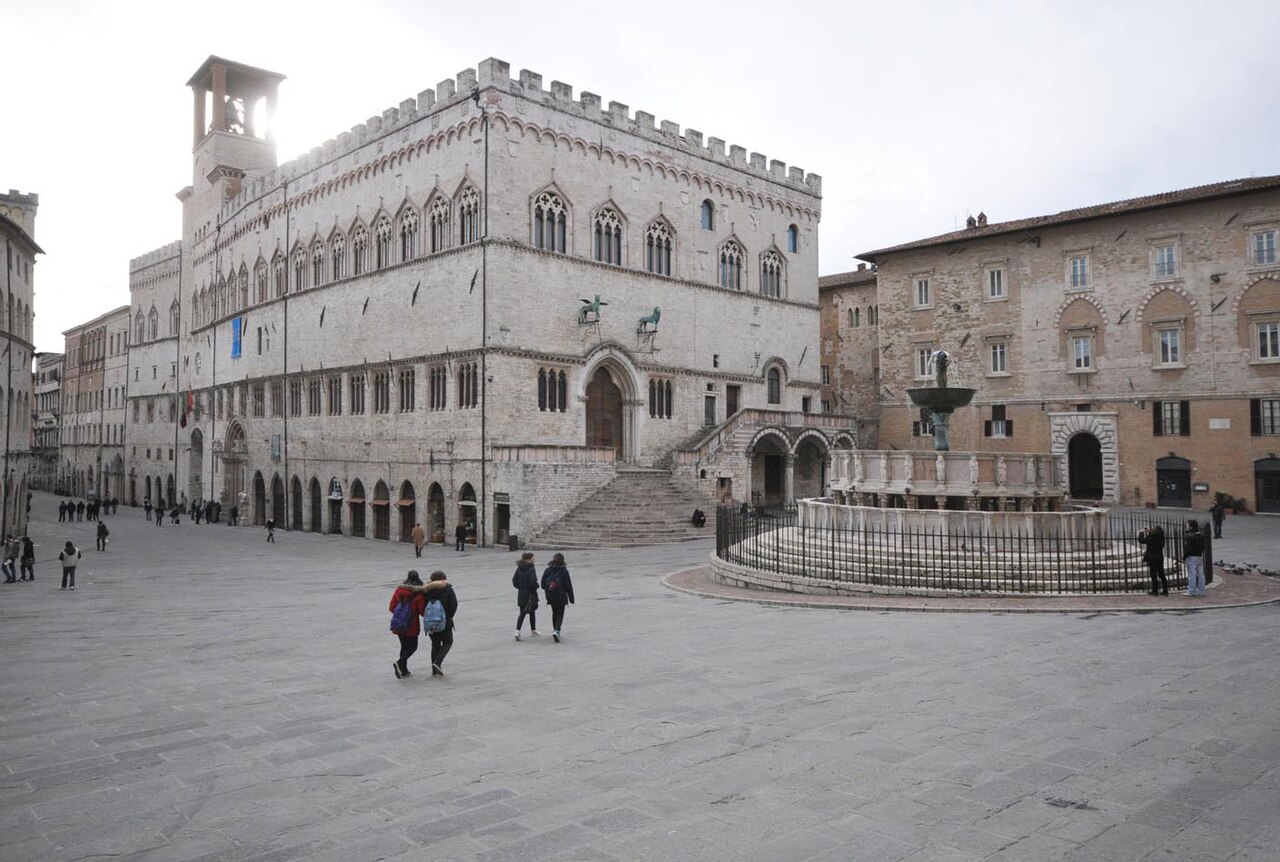 Piazza IV Novembre a Perugia, con la Fontana Maggiore e il Palazzo dei Priori.