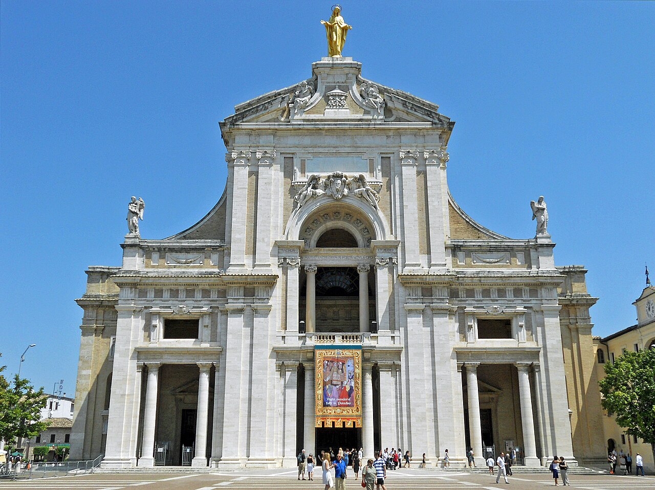Facciata della Basilica di Santa Maria degli Angeli ad Assisi.
